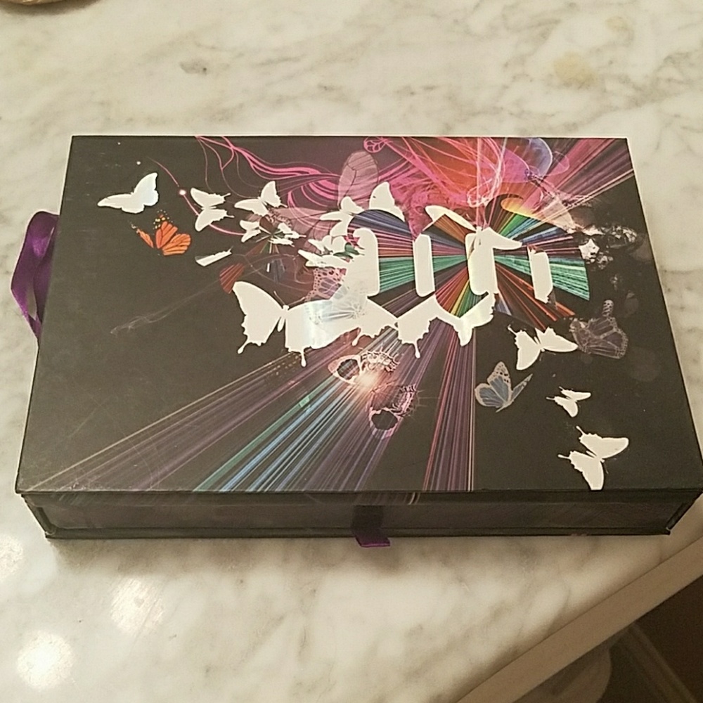 Eye shadow pallet